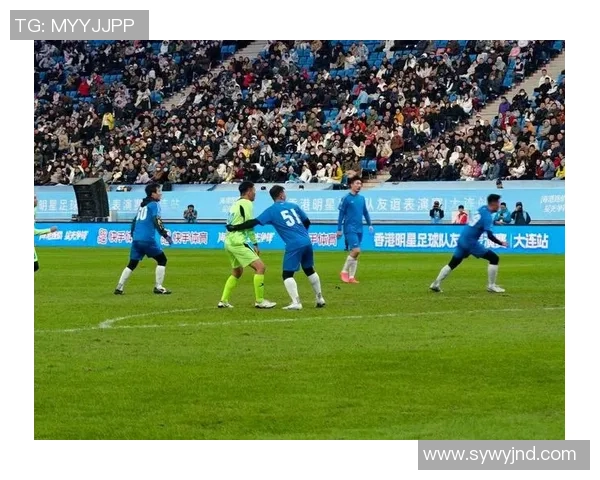 足球明星齐聚一堂精彩瞬间定格在大合影中的荣耀与激情